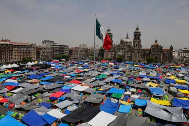Members Of The National Coordinator Of Education Workers Set Up A Sit-in In Mexico City s Zocalo A panoramic view shows a protest with tents, tarps, and pavilions set up by members of the National Coordinator of Education Workers in Mexico City s Zocalo. They demand that the Mexican government present evidence that it has eliminated its initiative to reform the ISSSTE Law, which seeks to change the calculation of the contributions that government workers must pay to the institution when their income exceeds 10 Units of Measurement and Update (UMA) per month, or more than 30,000 Mexican pesos per month, on March 20, 2025. Mexico City Mexico City Mexico  Copyright: xGerardoxVieyrax originalFilename: vieyra-notitle250320_npKge.jpg