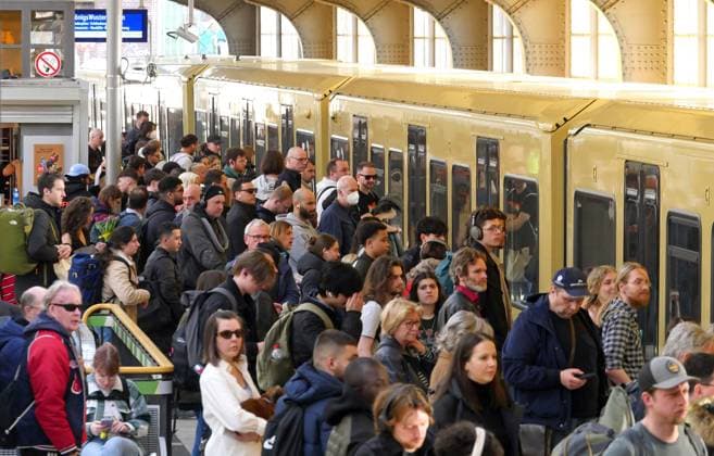 News Themen der Woche KW12 News Bilder des Tages 21.03.2025, Berlin - Deutschland. S-Bahnhof Westkreuz, es ist übervoll. *** 21 03 2025, Berlin Germany S station Westkreuz, it is overcrowded