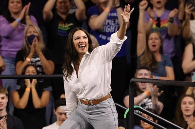 March 20, 2025, Tempe, Arizona, USA: New York Representative ALEXANDRIA OCASIO-CORTEZ rallies alongside Vermont Senator Bernie Sanders. Tempe USA - ZUMAs298 20250320_zsp_s298_008 Copyright: xCalvinxStewartx