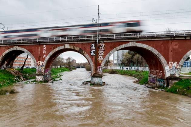 News Themen der Woche KW12 News Bilder des Tages Madrid is in a situation of stability after the rains The Manzanares River as it passes through the bridge of the French, on March 21, 2025, in Madrid Spain The mayor of Madrid, José Luis Martínez Almeida, has assured that the city is in a situation of stability after the heavy rains recorded yesterday afternoon, March 20, although he does not rule out a potential closure of the A 6 at the junction with the M 30 as the day evolves He has also reported that todays rains are expected to be between 10 and 15 liters per square meter maximum, in addition to those that will be recorded in the Sierra and that could affect the flooding of the Manzanares River 21 MARCH 2025 RIVER RAIN MANZANARES PRECIPITATIONS FLOODING OVERFLOW RESOURCES Carlos Luj  Copyright: xCarlosxLujanx 6594878
