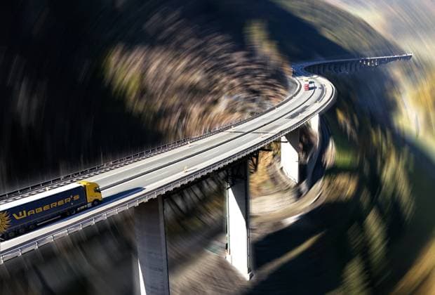 ! ACHTUNG BILD BEARBEITET ! Hier der Blick auf die Luegbrücke, die in den nächsten Jahren zum Nadelöhr auf der Brennerautobahn wird, Baustelle, beeinträchtigung, Chaos, Gemeinde Gries am Brenner, stark frequentiert, Stau, Beeinträchtigung im Urlaubsreiseverkehr, LKW, Tagesausflügler, Reiseverkehr, Transitstrecke,Nord Süd Verbindung,Urlaubsverkehr , der Hintergrund wurde dynamisch verwischt *** ATTENTION IMAGE EDITED Here is the view of the Lueg bridge, which will become a bottleneck on the Brenner highway in the next few years, construction site, impairment, chaos, municipality of Gries am Brenner, heavily frequented, traffic jam, impairment in vacation traffic, trucks, day trippers, travel traffic, transit route, north-south connec