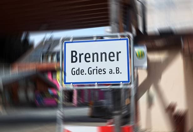 ! ACHTUNG BILD BEARBEITET ! Hier der Blick auf das Ortsschild, Ortstafel mit dem Schriftzug Brenner, Gemeinde Gries am Brenner, stark frequentiert, Stau, Beeinträchtigung im Urlaubsreiseverkehr, LKW, Tagesausflügler, Reiseverkehr, Transitstrecke,Nord Süd Verbindung ,Urlaubsverkehr, der Hintergrund wurde dynamisch verwischt *** ATTENTION IMAGE EDITED Here is the view of the town sign, town sign with the lettering Brenner, municipality of Gries am Brenner, heavily frequented, traffic jam, impairment in vacation traffic, trucks, day trippers, tourist traffic, transit route, north-south connection, vacation traffic, the background has been dynamically blurred