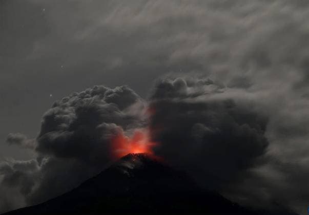Bilder des Jahres 2025, News 03 März News Themen der Woche KW12 Entertainment Bilder des Tages News Bilder des Tages (250321) -- JAKARTA, March 21, 2025 -- This photo provided by Indonesia s Center for Volcanology and Geological Disaster Mitigation () shows Mount Lewotobi Laki-Laki spewing volcanic materials in East Flores, East Nusa Tenggara province, Indonesia, March 21, 2025. The volcano, located in Indonesia s East Nusa Tenggara province, erupted late Thursday night and continued into Friday, prompting the Center for Volcanology and Geological Disaster Mitigation to raise the alert status to the highest level. The eruption released a column of ash up to 8,000 meters high before midnight on Thursday. The gray-to-black cloud was dispersed southwest and west of the crater. The strong eruption continued into Friday morning, with a column of ash reachi 