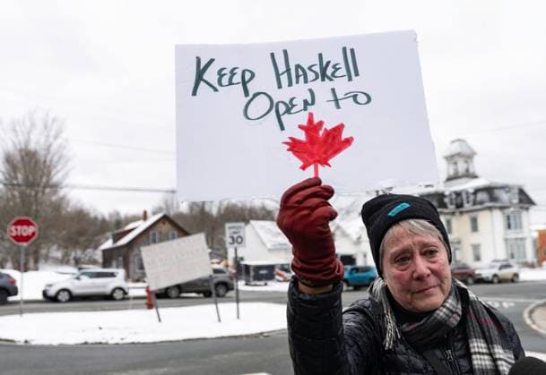 News Bilder des Tages March 21, 2025, Stanstead, Qc, Canada: Penny Thomas who drove from Newport, Vt., has a tear roll down her cheek as she holds a sign on the standing in Derby, Vt., outside the Haskell Free Library and Opera House in Stanstead, Que., on Friday, March 21, 2025. The town of Stanstead, Que., says U.S. authorities have unilaterally decided to close the main Canadian access to the Victorian-style library that straddles the border between the two countries. Stanstead Canada - ZUMAc35_ 20250321_zaf_c35_017 Copyright: xChristinnexMuschix