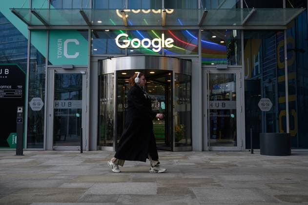Daily Life In Warsaw. A woman walks past the entrance of the Google headquarters in Warsaw, Poland, on March 21, 2025. Warsaw Poland  Copyright: xAleksanderxKalkax originalFilename: kalka-dailylif250321_npq9Q.jpg