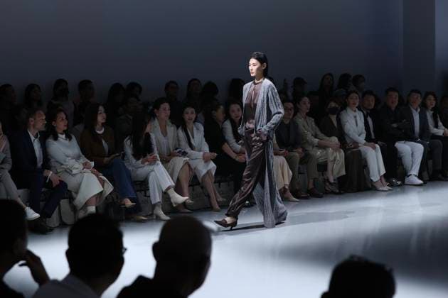 China Fashion Week in Peking, Laurel Modenschau BEIJING, CHINA - MARCH 21: A model walks the runway at the Laurel Collection show on day 2 of China Fashion Week A W2025 at Today Art Museum on March 21, 2025 in Beijing, China.  Copyright: xChinaxNewsxServicex 111556418147