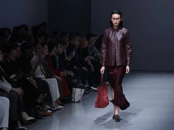 China Fashion Week in Peking, Laurel Modenschau BEIJING, CHINA - MARCH 21: A model walks the runway at the Laurel Collection show on day 2 of China Fashion Week A W2025 at Today Art Museum on March 21, 2025 in Beijing, China.  Copyright: xChinaxNewsxServicex 111556418155