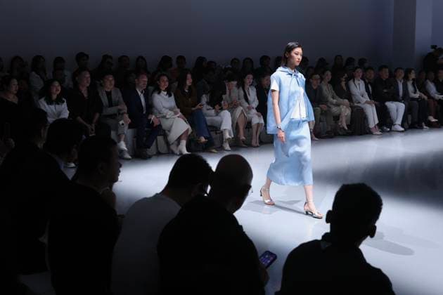 China Fashion Week in Peking, Laurel Modenschau BEIJING, CHINA - MARCH 21: A model walks the runway at the Laurel Collection show on day 2 of China Fashion Week A W2025 at Today Art Museum on March 21, 2025 in Beijing, China.  Copyright: xChinaxNewsxServicex 111556418164