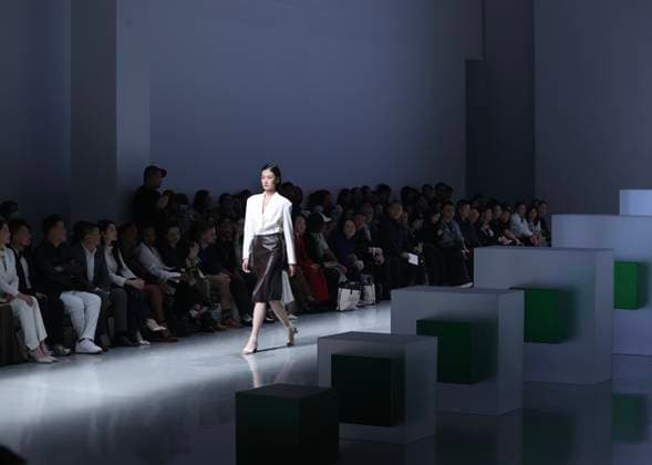 China Fashion Week in Peking, Laurel Modenschau BEIJING, CHINA - MARCH 21: A model walks the runway at the Laurel Collection show on day 2 of China Fashion Week A W2025 at Today Art Museum on March 21, 2025 in Beijing, China.  Copyright: xChinaxNewsxServicex 111556418256