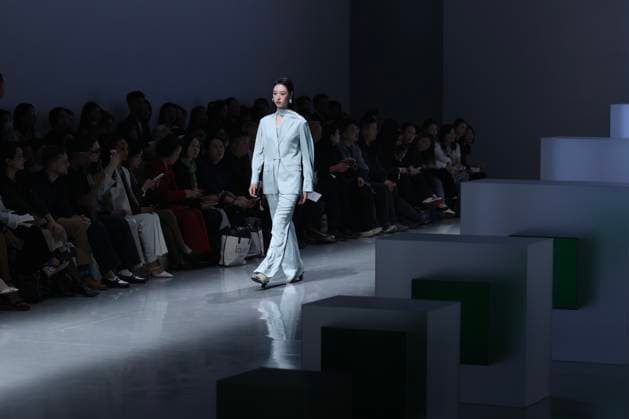 China Fashion Week in Peking, Laurel Modenschau BEIJING, CHINA - MARCH 21: A model walks the runway at the Laurel Collection show on day 2 of China Fashion Week A W2025 at Today Art Museum on March 21, 2025 in Beijing, China.  Copyright: xChinaxNewsxServicex 111556418268