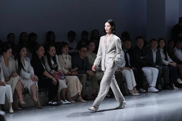 China Fashion Week in Peking, Laurel Modenschau BEIJING, CHINA - MARCH 21: A model walks the runway at the Laurel Collection show on day 2 of China Fashion Week A W2025 at Today Art Museum on March 21, 2025 in Beijing, China.  Copyright: xChinaxNewsxServicex 111556421270