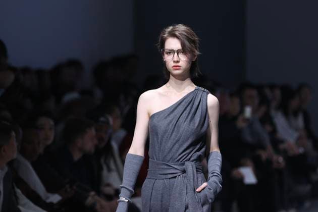 China Fashion Week in Peking, Laurel Modenschau BEIJING, CHINA - MARCH 21: A model walks the runway at the Laurel Collection show on day 2 of China Fashion Week A W2025 at Today Art Museum on March 21, 2025 in Beijing, China.  Copyright: xChinaxNewsxServicex 111556421277