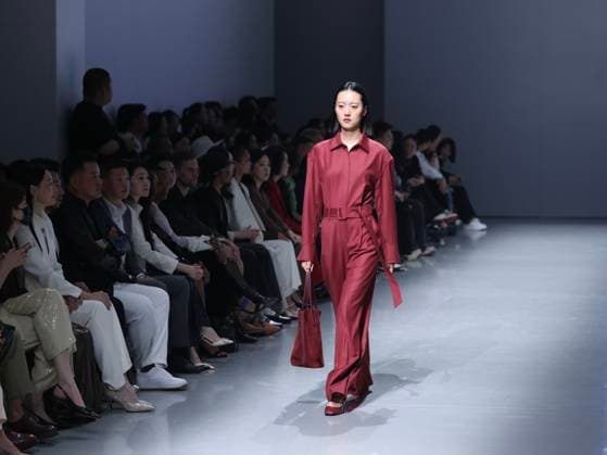 China Fashion Week in Peking, Laurel Modenschau BEIJING, CHINA - MARCH 21: A model walks the runway at the Laurel Collection show on day 2 of China Fashion Week A W2025 at Today Art Museum on March 21, 2025 in Beijing, China.  Copyright: xChinaxNewsxServicex 111556421289