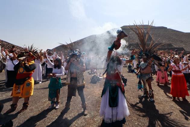 Mexiko, Menschen in Teotihuacan feiern die Tagundnachtgleiche Members of indigenous communities take part during a ritual in front of the Pyramid of the Sun to celebrating the welcoming of spring equinox at the Teotihuacan archaeological site. on March 21, 2025 in Mexico City, Mexico. Mexico City Mexico - ZUMAe321 20250321_zia_e321_088 Copyright: xCarlosxSantiagox