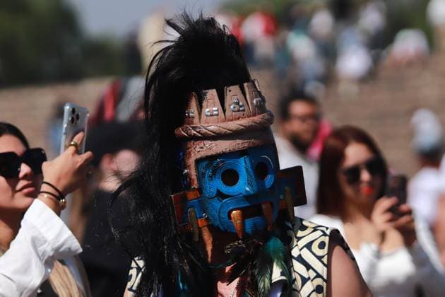 Mexiko, Menschen in Teotihuacan feiern die Tagundnachtgleiche A man of a indigenous community takes part during a ritual in front of the Pyramid of the Sun to celebrating the welcoming of spring equinox at the Teotihuacan archaeological site. on March 21, 2025 in Mexico City, Mexico. Mexico City Mexico - ZUMAe321 20250321_zia_e321_089 Copyright: xCarlosxSantiagox