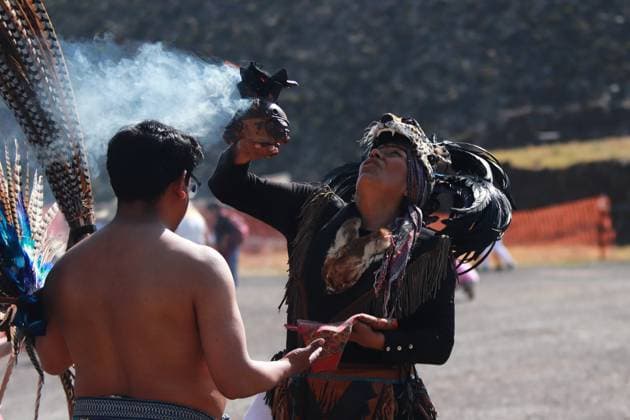 Mexiko, Menschen in Teotihuacan feiern die Tagundnachtgleiche A woman of a indigenous community takes part during a ritual in front of the Pyramid of the Sun to celebrating the welcoming of spring equinox at the Teotihuacan archaeological site. on March 21, 2025 in Mexico City, Mexico. Mexico City Mexico - ZUMAe321 20250321_zia_e321_091 Copyright: xCarlosxSantiagox