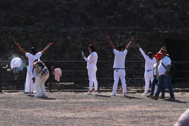 Mexiko, Menschen in Teotihuacan feiern die Tagundnachtgleiche People take part during a ritual in front of the Pyramid of the Sun to be filled with positive energy while they welcoming of spring equinox at the Teotihuacan archaeological site. on March 21, 2025 in Mexico City, Mexico. Mexico City Mexico - ZUMAe321 20250321_zia_e321_093 Copyright: xCarlosxSantiagox