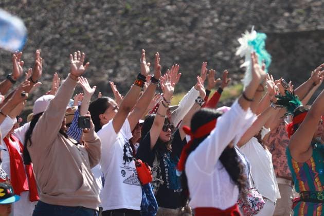 Mexiko, Menschen in Teotihuacan feiern die Tagundnachtgleiche People take part during a ritual in front of the Pyramid of the Sun to be filled with positive energy while they welcoming of spring equinox at the Teotihuacan archaeological site. on March 21, 2025 in Mexico City, Mexico. Mexico City Mexico - ZUMAe321 20250321_zia_e321_104 Copyright: xCarlosxSantiagox