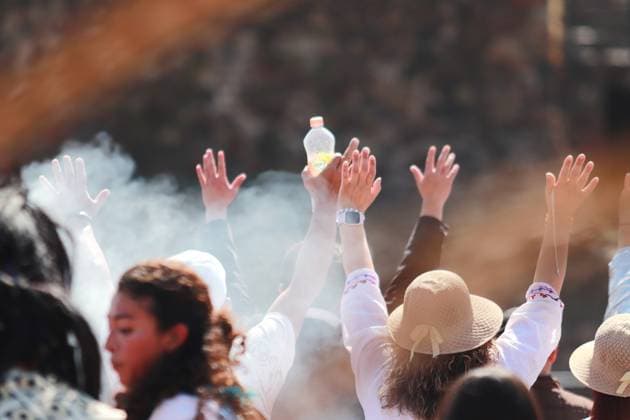Mexiko, Menschen in Teotihuacan feiern die Tagundnachtgleiche People take part during a ritual in front of the Pyramid of the Sun to be filled with positive energy while they welcoming of spring equinox at the Teotihuacan archaeological site. on March 21, 2025 in Mexico City, Mexico. Mexico City Mexico - ZUMAe321 20250321_zia_e321_105 Copyright: xCarlosxSantiagox
