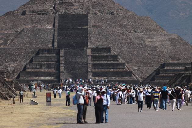 Mexiko, Menschen in Teotihuacan feiern die Tagundnachtgleiche People attend the Pyramid of the Sun to welcoming of spring equinox at the Teotihuacan archaeological site. on March 21, 2025 in Mexico City, Mexico. Mexico City Mexico - ZUMAe321 20250321_zia_e321_122 Copyright: xCarlosxSantiagox