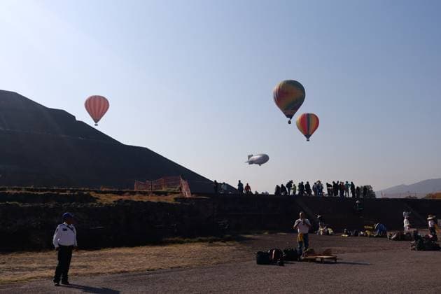 Mexiko, Menschen in Teotihuacan feiern die Tagundnachtgleiche Balloons fly over the Pyramid of the Sun during the welcoming of spring equinox at the Teotihuacan archaeological site. on March 21, 2025 in Mexico City, Mexico. Mexico City Mexico - ZUMAe321 20250321_zia_e321_124 Copyright: xCarlosxSantiagox
