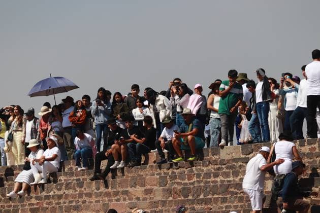 Mexiko, Menschen in Teotihuacan feiern die Tagundnachtgleiche People attend the Pyramid of the Sun to welcoming of spring equinox at the Teotihuacan archaeological site. on March 21, 2025 in Mexico City, Mexico. Mexico City Mexico - ZUMAe321 20250321_zia_e321_131 Copyright: xCarlosxSantiagox
