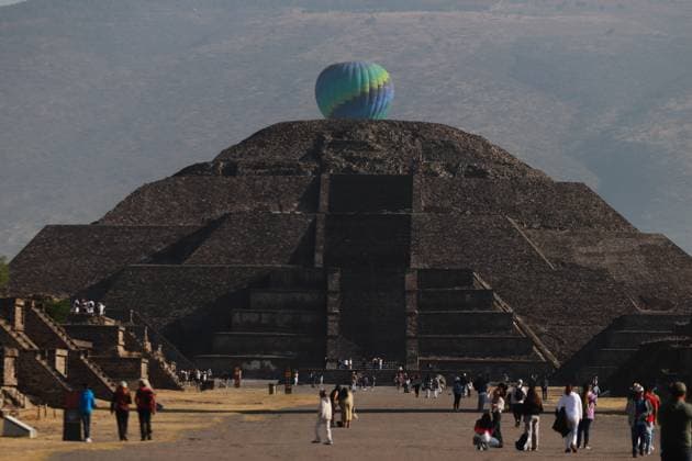 Mexiko, Menschen in Teotihuacan feiern die Tagundnachtgleiche Balloons fly over the Pyramid of the Sun during the welcoming of spring equinox at the Teotihuacan archaeological site. on March 21, 2025 in Mexico City, Mexico. Mexico City Mexico - ZUMAe321 20250321_zia_e321_132 Copyright: xCarlosxSantiagox