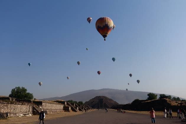 News Bilder des Tages Mexiko, Menschen in Teotihuacan feiern die Tagundnachtgleiche Balloons fly over the Pyramid of the Sun during the welcoming of spring equinox at the Teotihuacan archaeological site. on March 21, 2025 in Mexico City, Mexico. Mexico City Mexico - ZUMAe321 20250321_zia_e321_133 Copyright: xCarlosxSantiagox