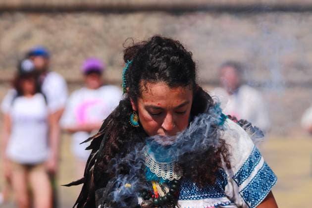 Mexiko, Menschen in Teotihuacan feiern die Tagundnachtgleiche A woman of a indigenous community takes part during a ritual in front of the Pyramid of the Sun to celebrating the welcoming of spring equinox at the Teotihuacan archaeological site. on March 21, 2025 in Mexico City, Mexico. Mexico City Mexico - ZUMAe321 20250321_zia_e321_138 Copyright: xCarlosxSantiagox