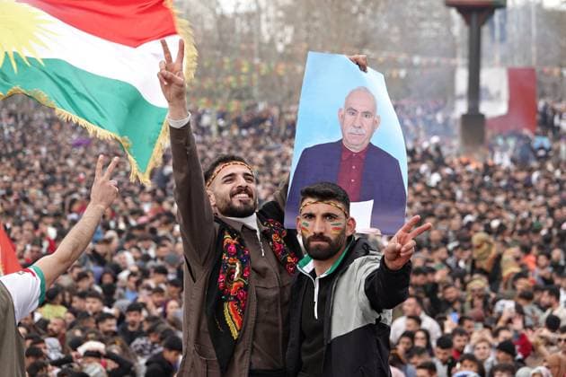 News Themen der Woche KW12 News Bilder des Tages March 21, 2025, Diyarbakir, Turkey: A demonstrator holds a poster of Abdullah Ocalan, the leader of the Kurdish armed organization Kurdistan Workers Party (PKK), at the Newruz celebration. The final celebration of the Newruz Holiday, which was celebrated by the Kurdish people in Turkey in 89 centers this year, was celebrated with great enthusiasm with the participation of hundreds of thousands of people at the Newroz Square in Diyarbakir, the largest city of the Kurds. Diyarbakir Turkey - ZUMAs197 20250321_aaa_s197_150 Copyright: xMehmetxMasumxSuerx