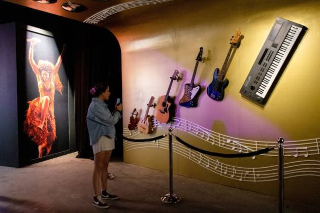 March 20, 2025, Mexico City, Ciudad de Mexico, Mexico: A person takes a tour during Colombian singer Shakira s exhibition, Estoy aquoÂ­ Experience as part of her The Las Mujeres Ya No Ya Lloran World Tour at Frontera 88. on March 20, 2025 in Mexico City, Mexico. Mexico City Mexico - ZUMAe321 20250320_zea_e321_043 Copyright: xRaulxCamposx
