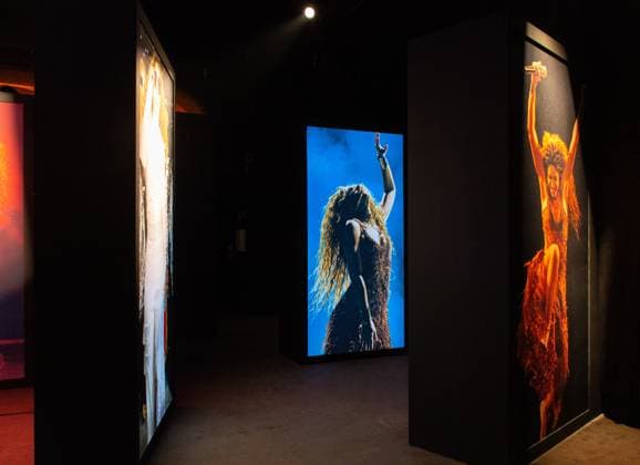 March 20, 2025, Mexico City, Ciudad de Mexico, Mexico: A person takes a tour during Colombian singer Shakira s exhibition, Estoy aquoÂ­ Experience as part of her The Las Mujeres Ya No Ya Lloran World Tour at Frontera 88. on March 20, 2025 in Mexico City, Mexico. Mexico City Mexico - ZUMAe321 20250320_zea_e321_048 Copyright: xRaulxCamposx