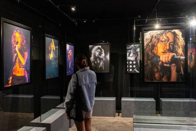 March 20, 2025, Mexico City, Ciudad de Mexico, Mexico: A person takes a tour during Colombian singer Shakira s exhibition, Estoy aquoÂ­ Experience as part of her The Las Mujeres Ya No Ya Lloran World Tour at Frontera 88. on March 20, 2025 in Mexico City, Mexico. Mexico City Mexico - ZUMAe321 20250320_zea_e321_044 Copyright: xRaulxCamposx