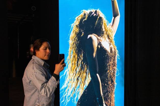 March 20, 2025, Mexico City, Ciudad de Mexico, Mexico: A person takes a tour during Colombian singer Shakira s exhibition, Estoy aquoÂ­ Experience as part of her The Las Mujeres Ya No Ya Lloran World Tour at Frontera 88. on March 20, 2025 in Mexico City, Mexico. Mexico City Mexico - ZUMAe321 20250320_zea_e321_049 Copyright: xRaulxCamposx