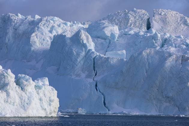 Bilder des Jahres 2025, News 03 März News Themen der Woche KW12 News Bilder des Tages (250323) -- ILULISSAT, March 23, 2025 -- A crack is seen on an iceberg at the Disko Bay close to Ilulissat, Greenland, an autonomous territory of Denmark, March 22, 2025. ) DENMARK-GREENLAND-DISKO BAY-ICEBERGS ZhaoxDingzhe 