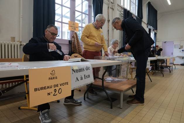 Bilder des Jahres 2025, News 03 März News Themen der Woche KW12 News Bilder des Tages VOTATION PIETONNISATION A PARIS PHOTOPQR LE PARISIEN Ph Lavieille PARIS 23 03 2025 Crédit LP Philippe Lavieille Votation pour les Parisiens Pour ou Contre 500 nouvelles rues piétonnes et végétalisation à Paris Ici le bureau de vote de lécole Saint Lambert à Paris 15 ème PARIS 03 23 2025 Parisians vote for or against 500 new pedestrian streets and green spaces in Paris This is the polling station at the Saint Lambert school in the 15th arrondissement of Paris PARIS 75015 France  Copyright: xPHOTOPQR LExPARISIEN MAXPPPxPhxLavieillex 20250323LPA1571 20250323LPA1571