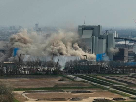 Bilder des Jahres 2025, News 03 März News Themen der Woche KW12 Die Sprengung der twei Kesselhaeuser des Kohle Kraftwerks Moorburg war nur zum Teil erfolgreich Das Zweites Kesselhaus konnte aus noch unbekannten Gründen nicht gesprengt werden und blieb stehen - Hamburg 23.03.2025 Bilder der ersten Sprengung vom Boden und Drohnenbilder - erstellt aus dem nicht gesperrten Bereich. Hamburg Deutschland *** The blasting of the two boiler houses of the Moorburg coal-fired power plant was only partially successful The second boiler house could not be blown up for unknown reasons and remained standing Hamburg 23 03 2025 Pictures of the first blasting from the ground and drone pictures taken from the unrestricted area Hamburg Germany