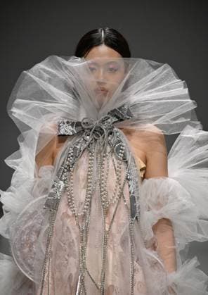(250323) -- BEIJING, March 23, 2025 -- A model presents a creation of Bronze Lucia during the 2025 China Fashion Week (Spring) in Beijing, capital of China, March 23, 2025. ) CHINA-BEIJING-FASHION WEEK-BRONZE LUCIA (CN) CaixYang 