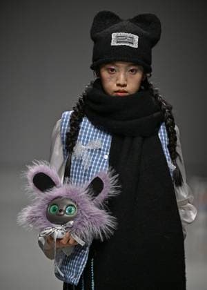 (250323) -- BEIJING, March 23, 2025 -- A model presents a creation of Bronze Lucia during the 2025 China Fashion Week (Spring) in Beijing, capital of China, March 23, 2025. ) CHINA-BEIJING-FASHION WEEK-BRONZE LUCIA (CN) CaixYang 