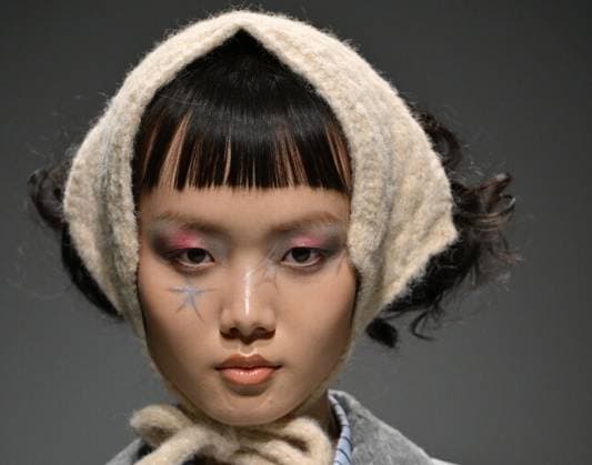 (250323) -- BEIJING, March 23, 2025 -- A model presents a creation of Bronze Lucia during the 2025 China Fashion Week (Spring) in Beijing, capital of China, March 23, 2025. ) CHINA-BEIJING-FASHION WEEK-BRONZE LUCIA (CN) CaixYang 