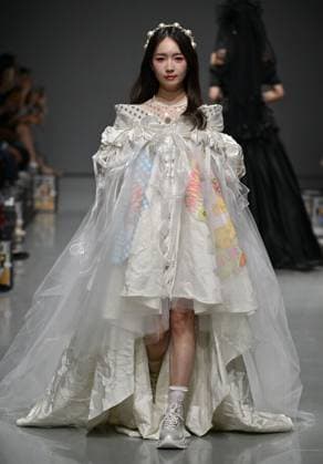 (250323) -- BEIJING, March 23, 2025 -- A model presents a creation of Bronze Lucia during the 2025 China Fashion Week (Spring) in Beijing, capital of China, March 23, 2025. ) CHINA-BEIJING-FASHION WEEK-BRONZE LUCIA (CN) CaixYang 