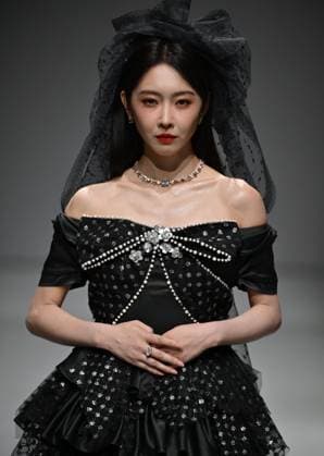 (250323) -- BEIJING, March 23, 2025 -- A model presents a creation of Bronze Lucia during the 2025 China Fashion Week (Spring) in Beijing, capital of China, March 23, 2025. ) CHINA-BEIJING-FASHION WEEK-BRONZE LUCIA (CN) CaixYang 
