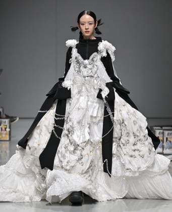 (250323) -- BEIJING, March 23, 2025 -- A model presents a creation of Bronze Lucia during the 2025 China Fashion Week (Spring) in Beijing, capital of China, March 23, 2025. ) CHINA-BEIJING-FASHION WEEK-BRONZE LUCIA (CN) CaixYang 