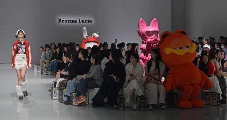 (250323) -- BEIJING, March 23, 2025 -- A model presents a creation of Bronze Lucia during the 2025 China Fashion Week (Spring) in Beijing, capital of China, March 23, 2025. ) CHINA-BEIJING-FASHION WEEK-BRONZE LUCIA (CN) CaixYang 