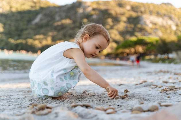 Creative Highlights Symbolfotos Cute toddler girl playing on the beach model released, Symbolfoto, DIGF08792