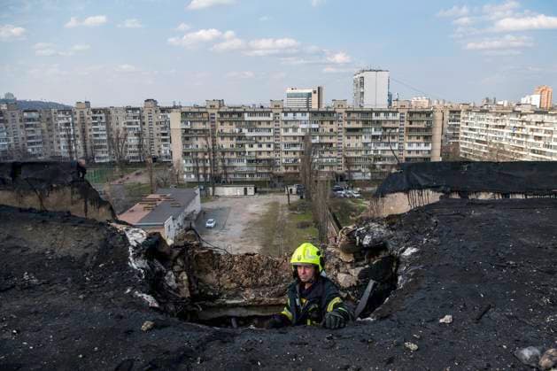 Bilder des Jahres 2025, News 03 März News Themen der Woche KW12 News Bilder des Tages The Aftermath Of A Russian Shahed Attack Drone Strike On A Residential High-rise In Kyiv Rescuers work at the impact site of a Russian Shahed attack drone strike on a residential high-rise in Kyiv, Ukraine, on March 23, 2025. As a result of the attack, three people die in Kyiv, including a 5-year-old child. Kyiv Ukraine  Copyright: xMaxymxMarusenkox originalFilename: musiienko-notitle250323_npmoS.jpg