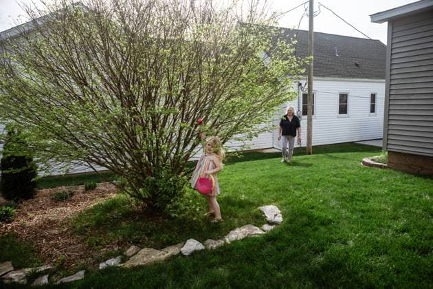 IMAGO Creative, Ostern, Bräuche, Eiersuche #2 Child on Easter egg hunt while grandma watches Jackson, Missouri, United States R_WEKW250321A-1688060-01 ,model released, Symbolfoto