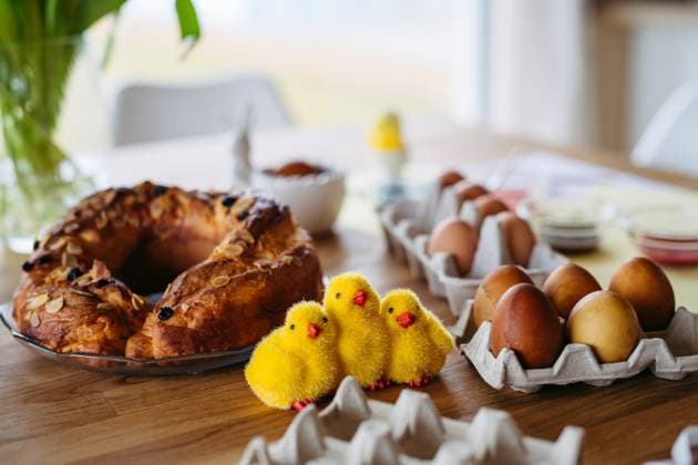 IMAGO Creative, Ostern, Bräuche, Osterbrunch Traditional Easter table with dyed eggs, festive sweet bread and decorative chicks. Traditional Easter table with dyed eggs, festive sweet bread, and decorative chicks. model released