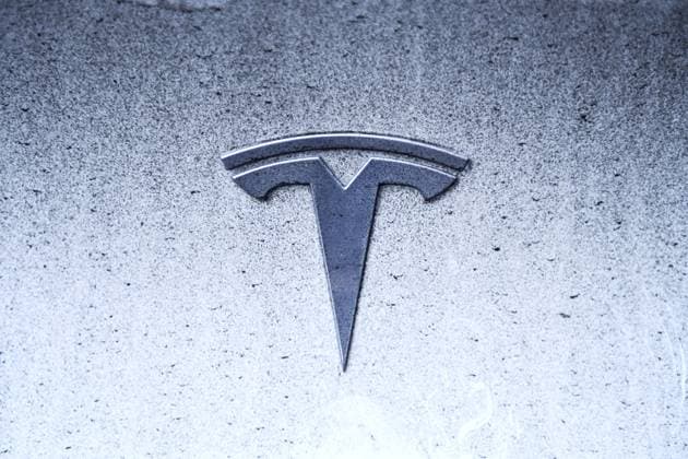 Logo von Tesla auf einem Elektroauto *** Tesla logo on an electric car ** NUR FUER REDAKTIONELLE ZWECKE ** EDITORIAL USE ONLY **
