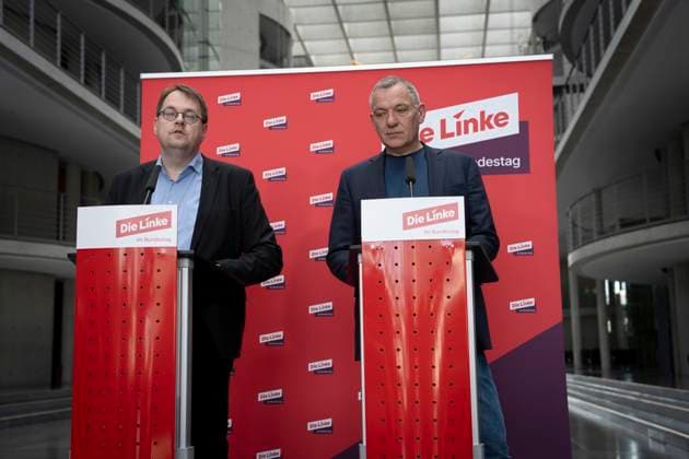 News Bilder des Tages Pressestatement, Bundestag, Die Linke Pressestatement, Bundestag, Die Linke, Fraktionsvorsitzender, Sören Pellmann, Vorsitzender, Jan van Aken Berlin Berlin GER *** Press statement, Bundestag, Die Linke Press statement, Bundestag, Die Linke, parliamentary group chairman, Sören Pellmann, chairman, Jan van Aken Berlin Berlin GER